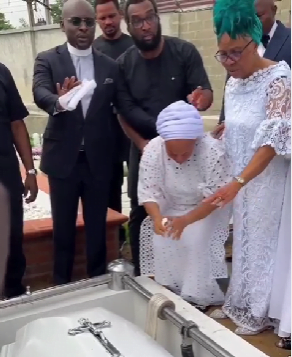 Sammie Okposo’s Wife Ozioma Tearfully Pour Sand Into His Grave